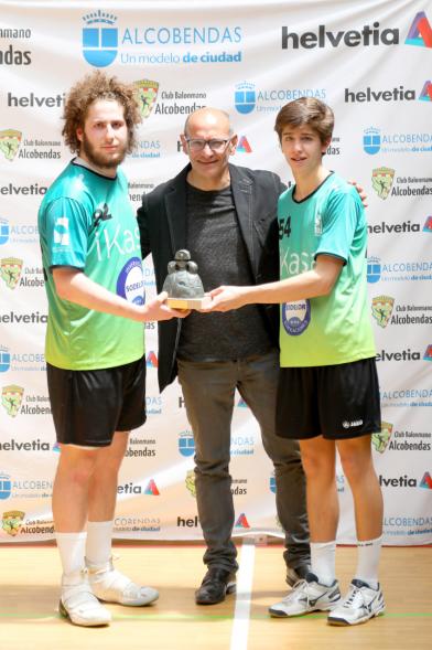 Campeonato de España Juvenil de Balonmano - Imagen de dos jugadores recogiendo el trofeo.