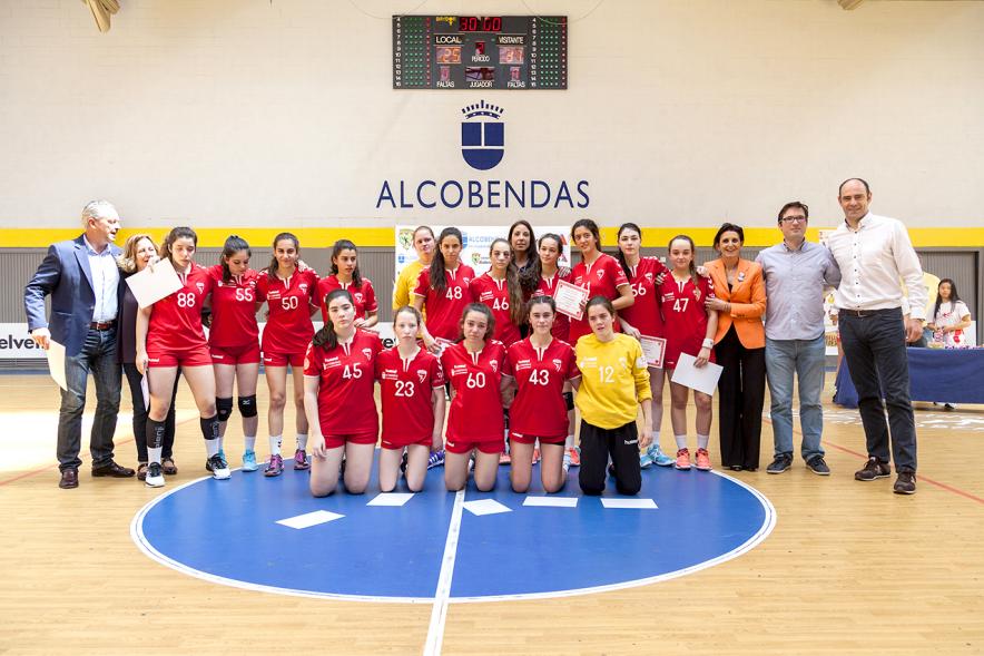 Campeonato de Balonmano Femenino - Imagen de uno de los equipos de balonmano femenino posando con sus diplomas.