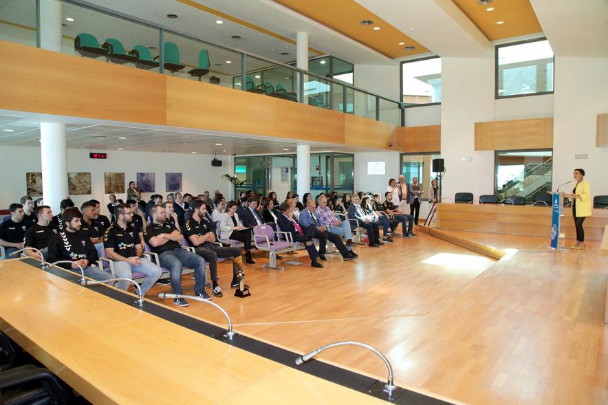 Recepción por los Ascensos del Equipo Femenino y Masculino de Balonmano - Imagen panorámica del público asistente.
