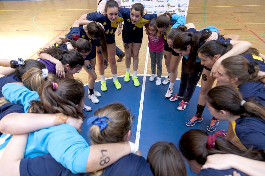 Campeonato de Balonmano Femenino - Imagen de uno de los equipos de balonmano femenino haciendo corro recibiendo instrucciones del entrenador.