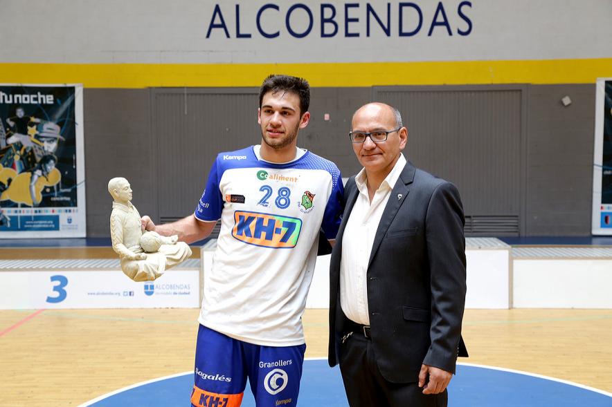 Campeonato de España Juvenil Masculino de Balonmano - Jugador de balonmano recoge premio. Campeonato de España  juvenil masculino.