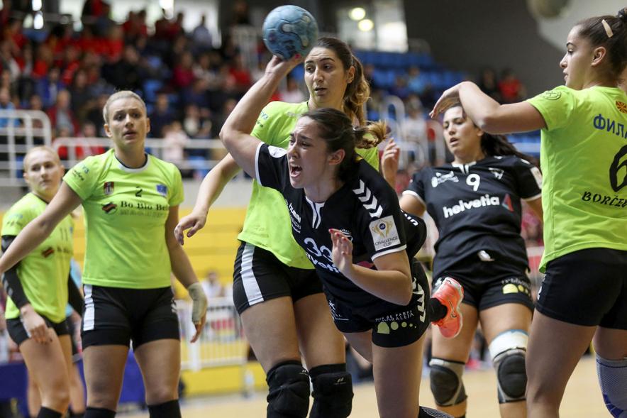 Jugadora cayendo en pleno remate con varias rivales en oposición