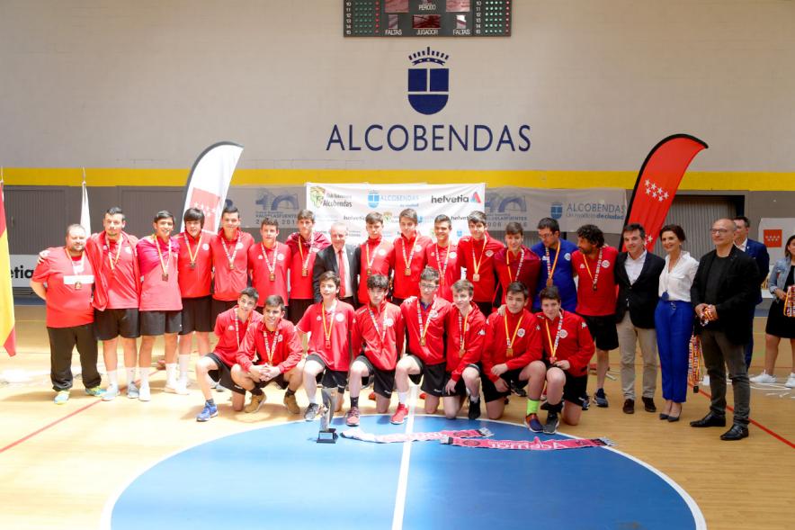Campeonato de España Juvenil de Balonmano - Posado en grupo de un equipo y las autoridades.