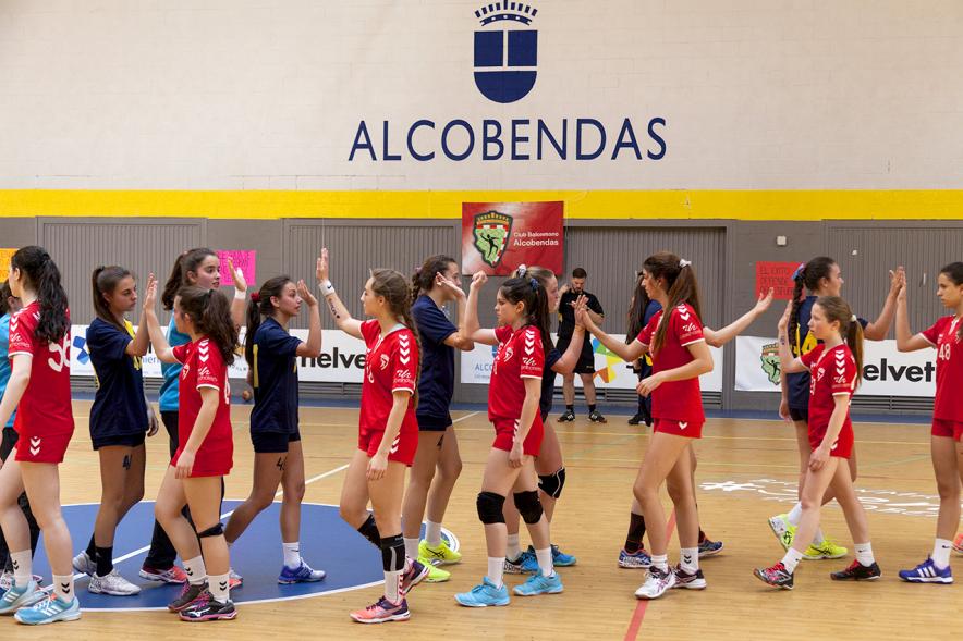 Campeonato de Balonmano Femenino - Imagen de equipos saludándose en el centro del campo de juego.