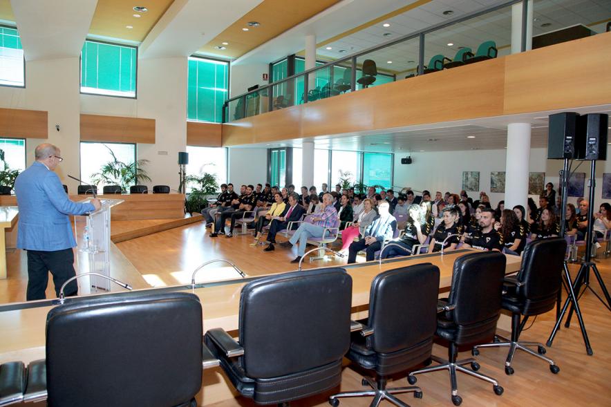 Recepción por los Ascensos del Equipo Femenino y Masculino de Balonmano - Imagen panorámica del salón de plenos donde han sido recibidos los equipos.