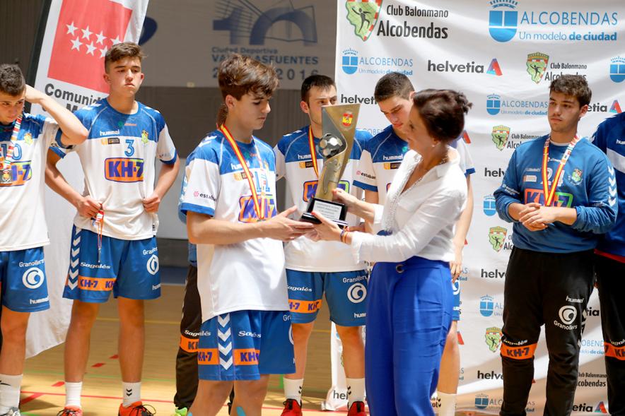 Campeonato de España Juvenil de Balonmano - Imagen de la entrega del trofeo a un equipo.