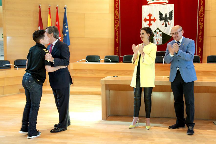 Recepción por los Ascensos del Equipo Femenino y Masculino de Balonmano - Imagen del alcalde García de Vinuesa saludando a una jugadora.