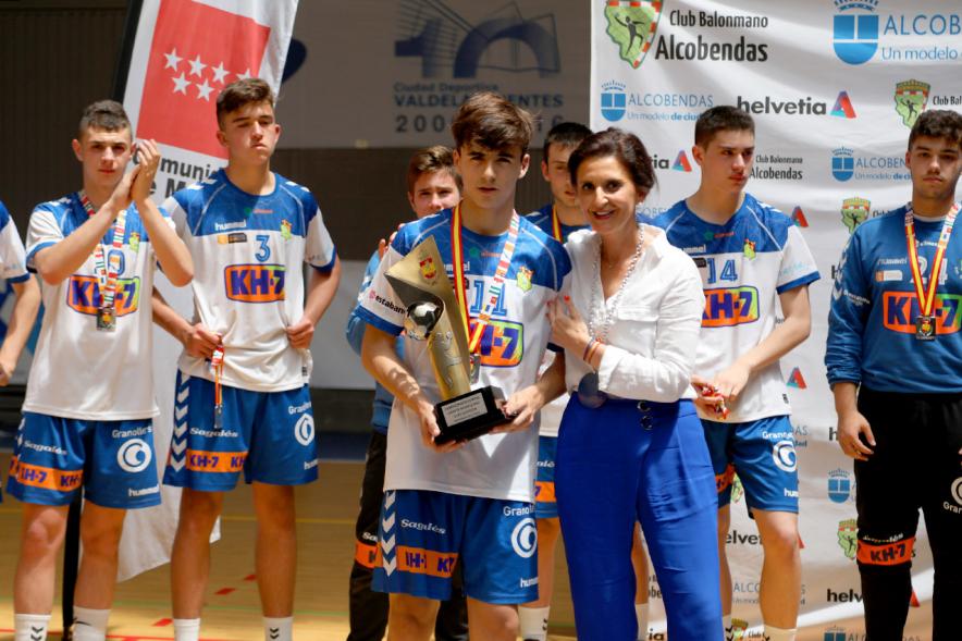 Campeonato de España Juvenil de Balonmano - Imagen de la  concejal con  un jugador con el trofeo.