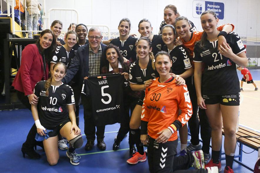 Plantilla de Helvetia Alcobendas posando sonrientes en el banquillo tras la victoria