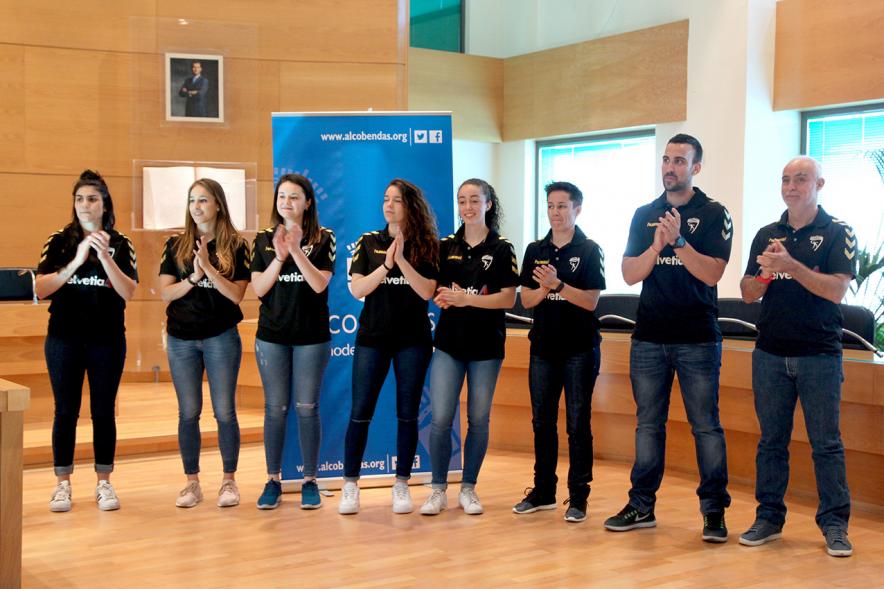 Recepción por los Ascensos del Equipo Femenino y Masculino de Balonmano - Imagen de las jugadoras aplaudiendo un discurso.