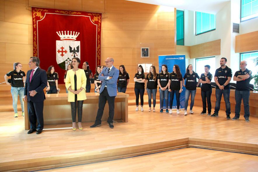 Recepción por los Ascensos del Equipo Femenino y Masculino de Balonmano - Imagen de las autoridades recibiendo a las jugadoras de balonmano.