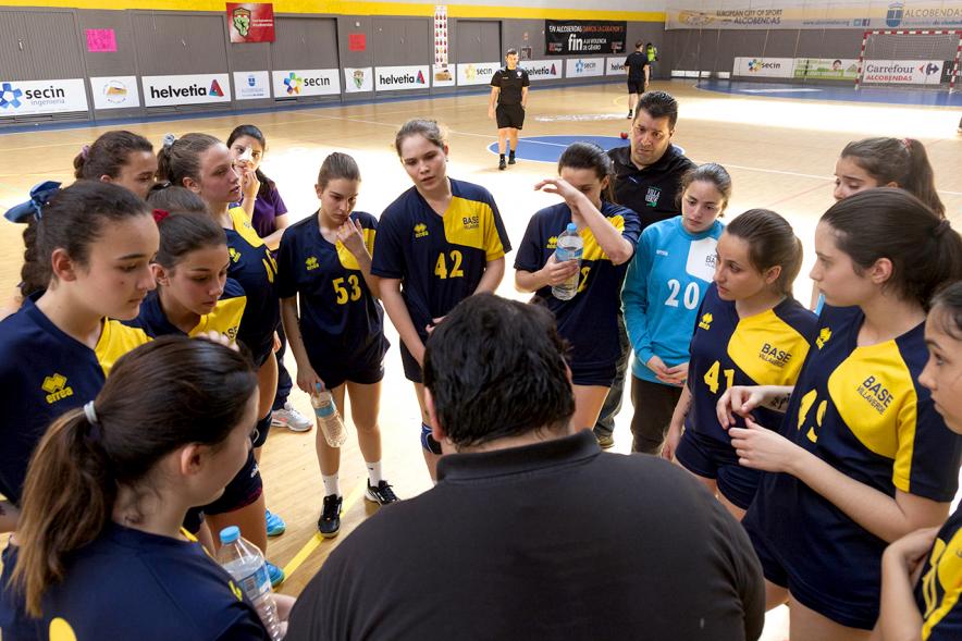 Campeonato de Balonmano Femenino - Imagen de uno de los equipos de balonmano femenino haciendo corro recibiendo instrucciones del entrenador.