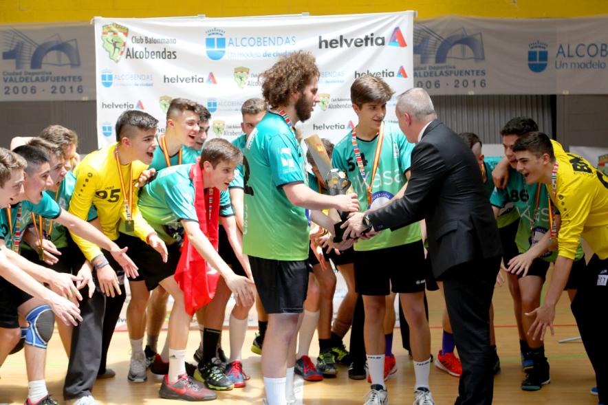 Campeonato de España Juvenil de Balonmano - Imagen de la recogida del trofeo y la alegría del equipo.