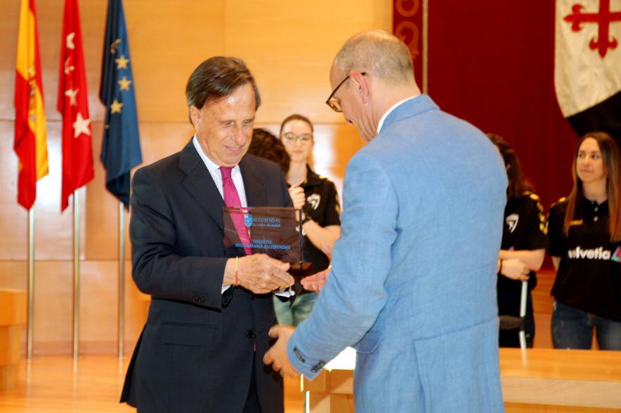 Recepción por los Ascensos del Equipo Femenino y Masculino de Balonmano - Imagen del presidente del equipo balonmano obsequiando al alcalde García de Vinuesa.