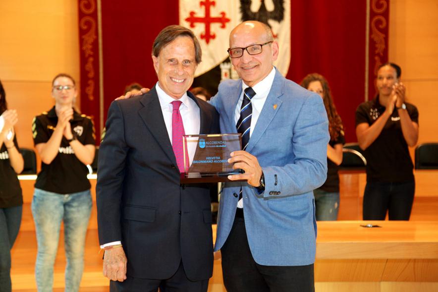 Recepción por los Ascensos del Equipo Femenino y Masculino de Balonmano - Imagen del presidente del equipo balonmano recibiendo un obsequio de manos del alcalde García de Vinuesa.