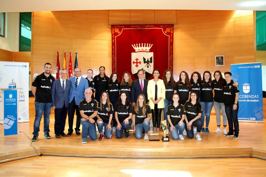Recepción por los Ascensos del Equipo Femenino y Masculino de Balonmano - Imagen del alcalde García de Vinuesa posando junto a las jugadoras de balonmano y los trofeos.