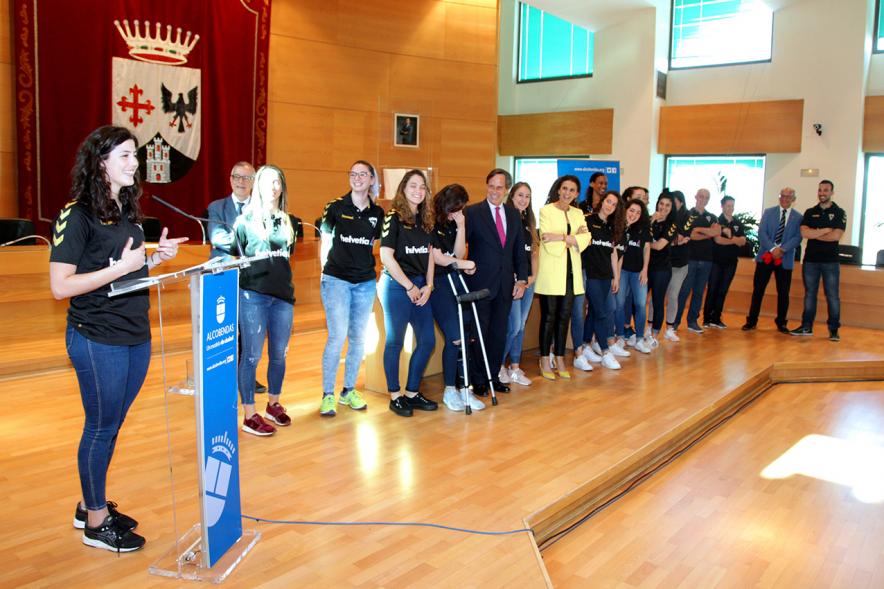 Recepción por los Ascensos del Equipo Femenino y Masculino de Balonmano - Imagen de una jugadora de balonmano dirigiendo una palabras a los asistentes al acto.