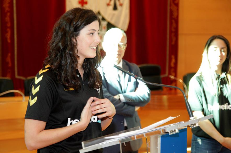 Recepción por los Ascensos del Equipo Femenino y Masculino de Balonmano - Imagen de una jugadora de balonmano dirigiendo una palabras a los asistentes al acto.