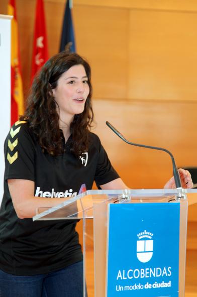 Recepción por los Ascensos del Equipo Femenino y Masculino de Balonmano - Imagen primer plano de una jugadora de balonmano que está en el atril hablando.