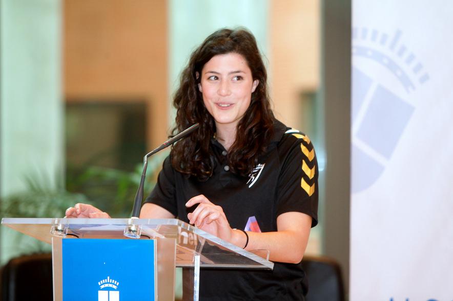 Recepción por los Ascensos del Equipo Femenino y Masculino de Balonmano -Imagen primer plano de una jugadora de balonmano que está en el atril hablando.