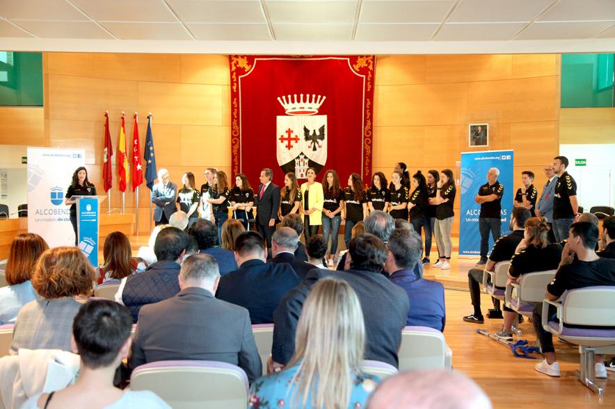 Recepción por los Ascensos del Equipo Femenino y Masculino de Balonmano - Imagen de una jugadora de balonmano dirigiendo una palabras a los asistentes al acto.