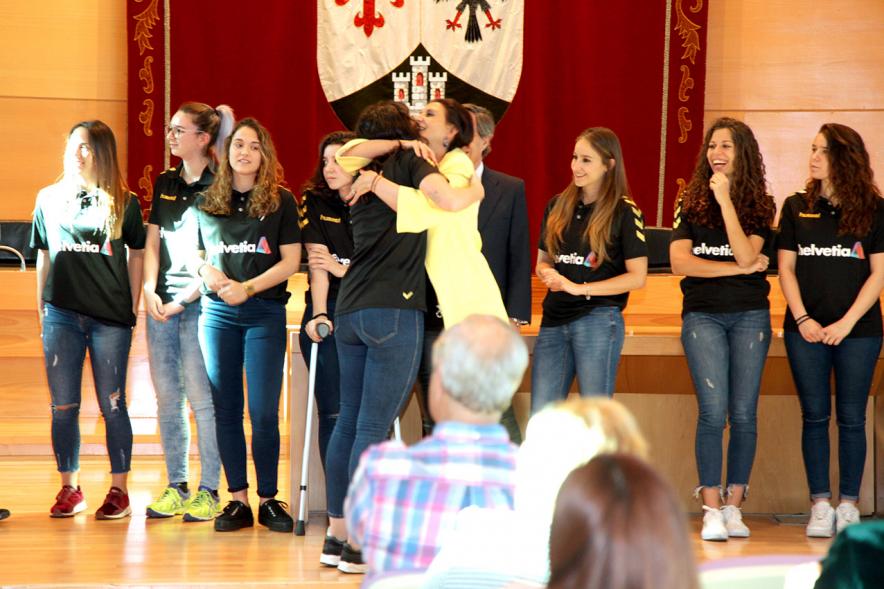 Recepción por los Ascensos del Equipo Femenino y Masculino de Balonmano - Imagen de las autoridades recibiendo a las jugadoras de balonmano.