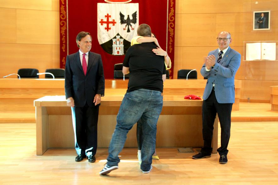 Recepción por los Ascensos del Equipo Femenino y Masculino de Balonmano - Imagen de las autoridades recibiendo a las jugadoras de balonmano.
