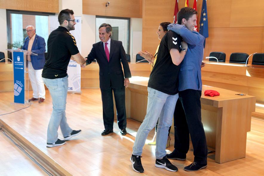 Recepción por los Ascensos del Equipo Femenino y Masculino de Balonmano -  Imagen de las autoridades recibiendo a los jugadores de balonmano.