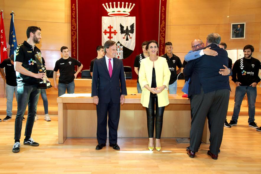 Recepción por los Ascensos del Equipo Femenino y Masculino de Balonmano - Imagen de las autoridades recibiendo a los miembros de balonmano.