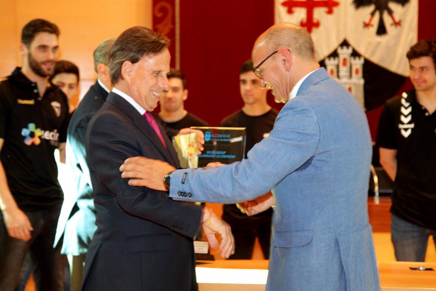 Recepción por los Ascensos del Equipo Femenino y Masculino de Balonmano - Imagen del presidente del equipo balonmano obsequiando con una placa homenaje al alcalde García de Vinuesa.