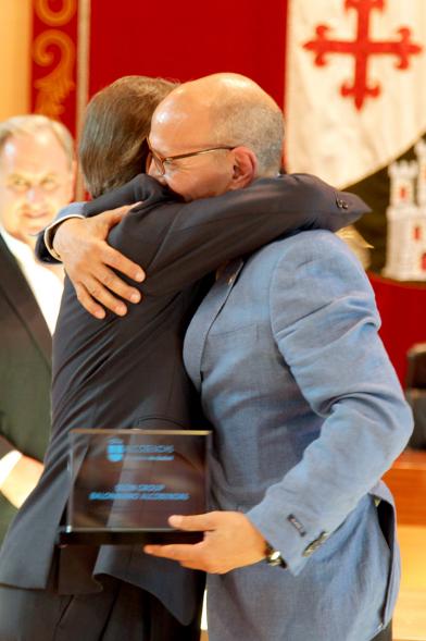 Recepción por los Ascensos del Equipo Femenino y Masculino de Balonmano - Imagen del presidente del equipo balonmano obsequiando con una placa homenaje al alcalde García de Vinuesa.