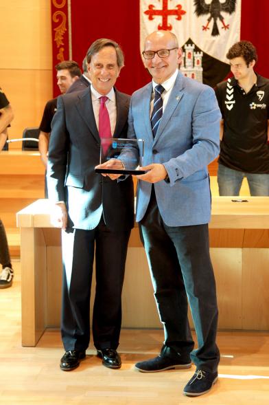 Recepción por los Ascensos del Equipo Femenino y Masculino de Balonmano - Imagen del presidente del equipo balonmano recibiendo un obsequio de manos del alcalde García de Vinuesa.