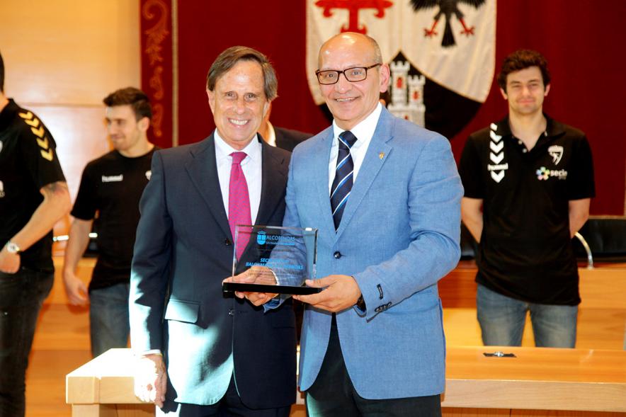 Recepción por los Ascensos del Equipo Femenino y Masculino de Balonmano - Imagen del presidente del equipo balonmano recibiendo un obsequio de manos del alcalde García de Vinuesa.