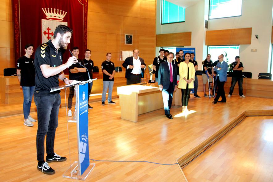Recepción por los Ascensos del Equipo Femenino y Masculino de Balonmano - Imagen del alcalde García de Vinuesa dirigiendo una palabras a los asistentes al acto.