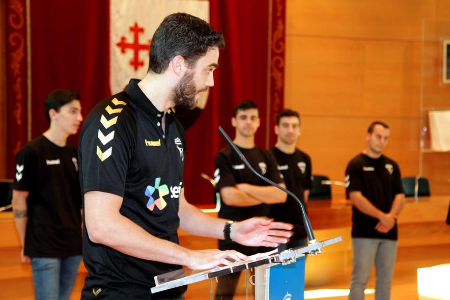 Recepción por los Ascensos del Equipo Femenino y Masculino de Balonmano - Imagen de un jugador de balonmano dirigiendo una palabras a los asistentes al acto.