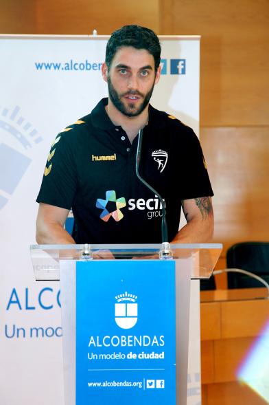 Recepción por los Ascensos del Equipo Femenino y Masculino de Balonmano - Imagen primer plano del jugador de balonmano que está en el atril hablando.