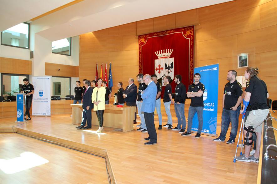 Recepción por los Ascensos del Equipo Femenino y Masculino de Balonmano - Imagen panorámica del salón de plenos donde han sido recibidos los equipos.