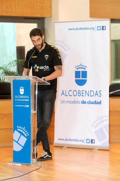 Recepción por los Ascensos del Equipo Femenino y Masculino de Balonmano - Imagen de un jugador de balonmano dirigiendo una palabras a los asistentes al acto.