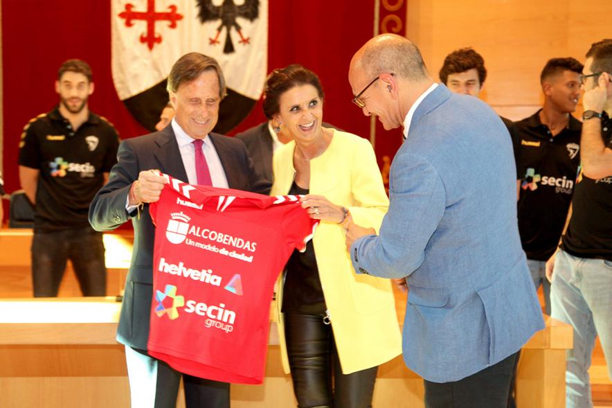 Recepción por los Ascensos del Equipo Femenino y Masculino de Balonmano - Imagen del alcalde García de Vinuesa recibiendo la camiseta del equipo.