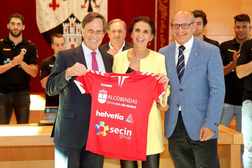Recepción por los Ascensos del Equipo Femenino y Masculino de Balonmano - Imagen del alcalde García de Vinuesa recibiendo la camiseta del equipo.