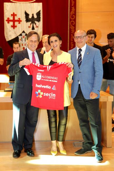 Recepción por los Ascensos del Equipo Femenino y Masculino de Balonmano - Imagen del alcalde García de Vinuesa recibiendo la camiseta del equipo.