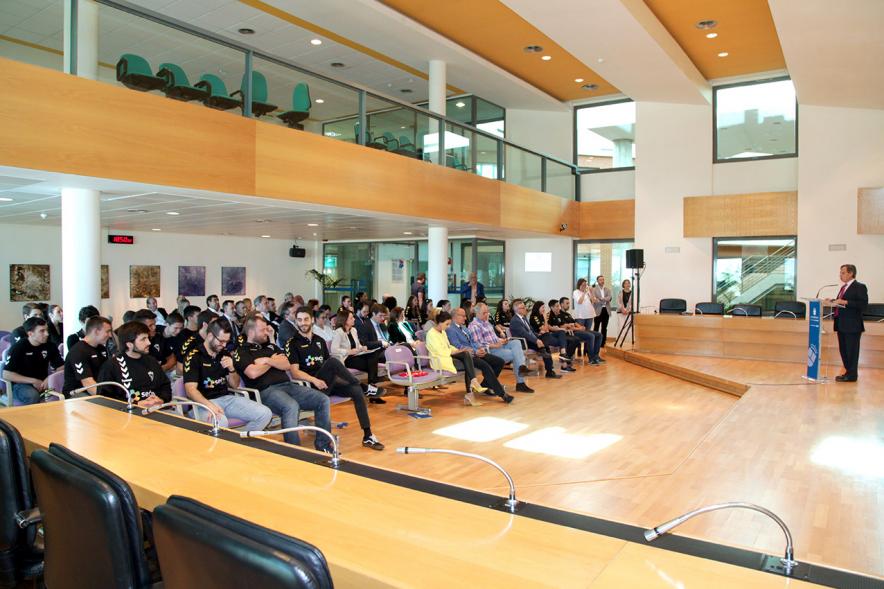 Recepción por los Ascensos del Equipo Femenino y Masculino de Balonmano - Imagen panorámica del público asistente.