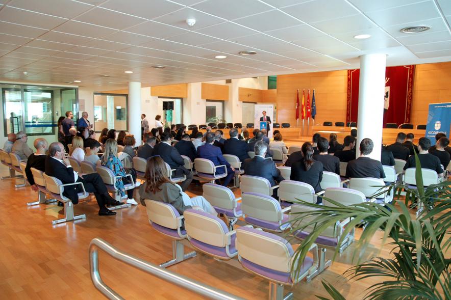 Recepción por los Ascensos del Equipo Femenino y Masculino de Balonmano - Imagen panorámica del público asistente.