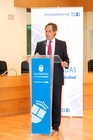 Recepción por los Ascensos del Equipo Femenino y Masculino de Balonmano - Imagen del alcalde García de Vinuesa dirigiendo una palabras a los asistentes al acto.