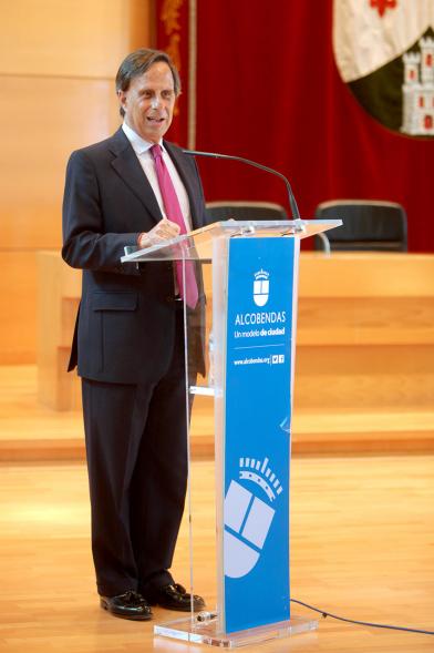 Recepción por los Ascensos del Equipo Femenino y Masculino de Balonmano - Imagen del alcalde García de Vinuesa dirigiendo una palabras a los asistentes al acto.