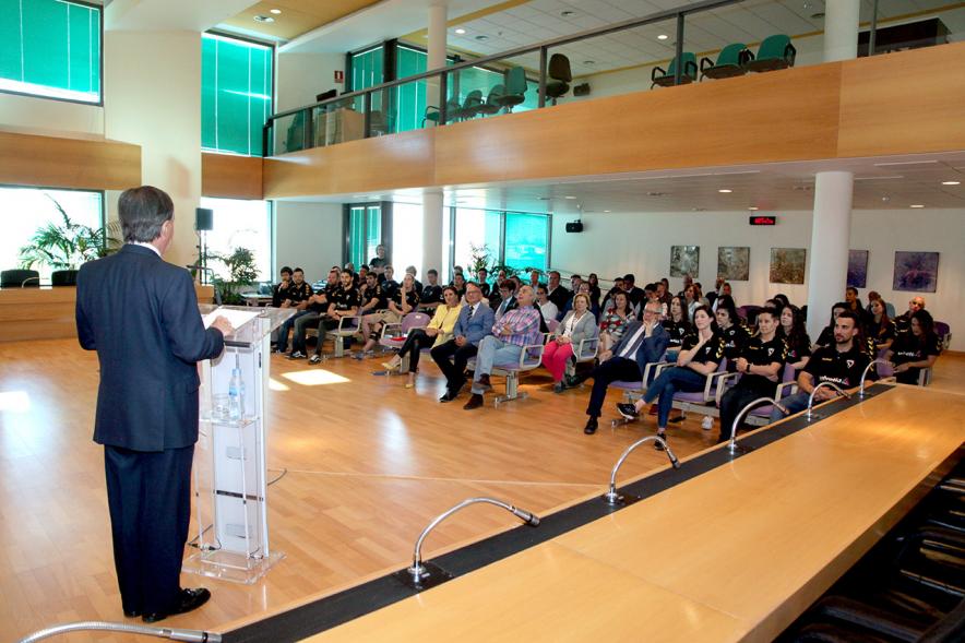 Recepción por los Ascensos del Equipo Femenino y Masculino de Balonmano - Imagen del alcalde García de Vinuesa dirigiendo una palabras a los asistentes al acto.