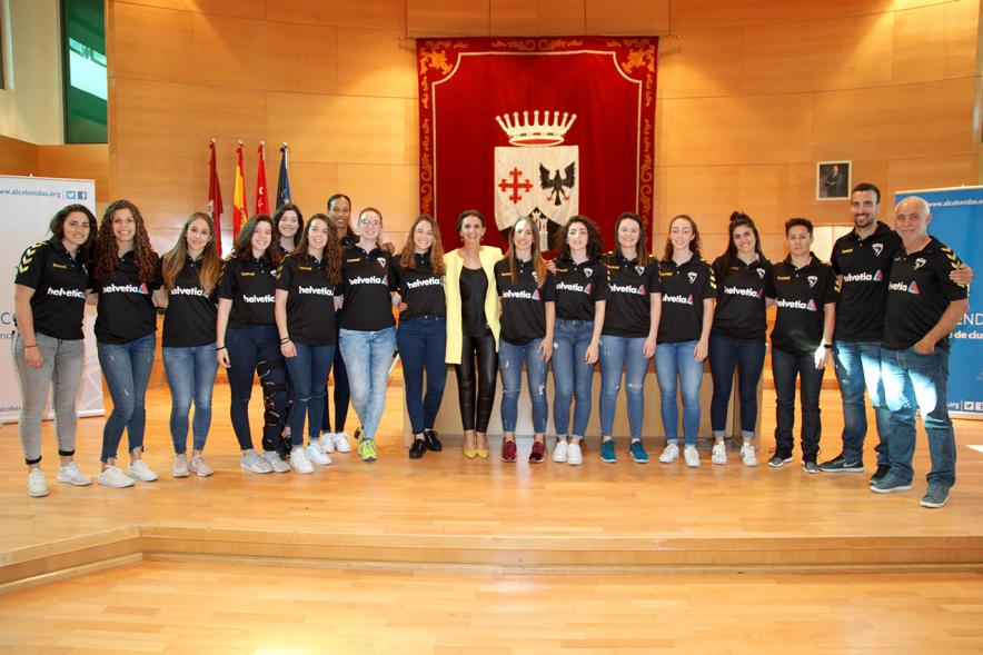 Recepción por los Ascensos del Equipo Femenino y Masculino de Balonmano - Imagen del posado del equipo de balonmano femenino.