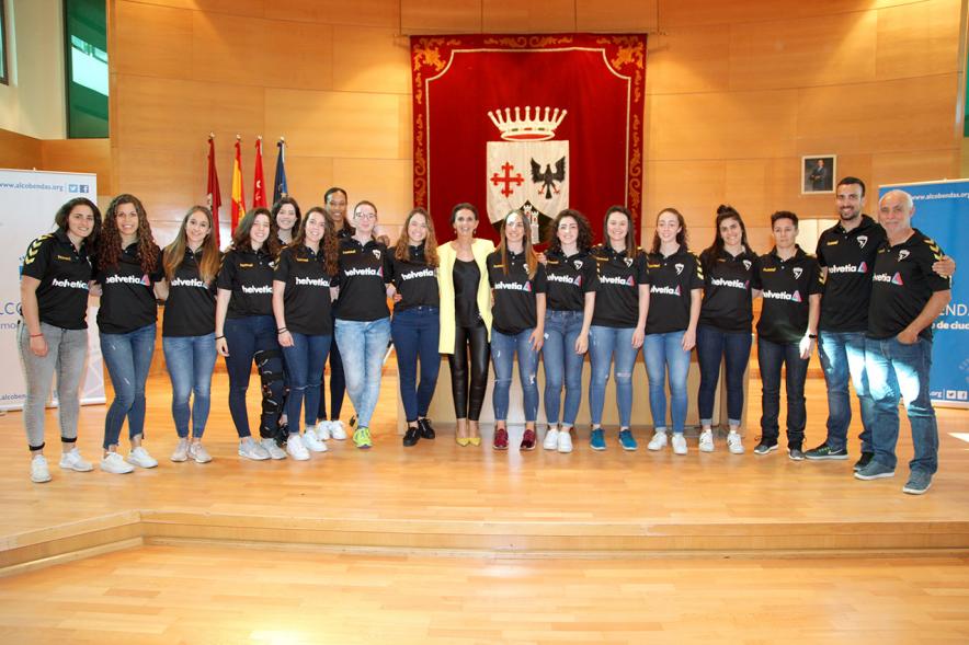 Recepción por los Ascensos del Equipo Femenino y Masculino de Balonmano - Imagen del posado del equipo de balonmano femenino.