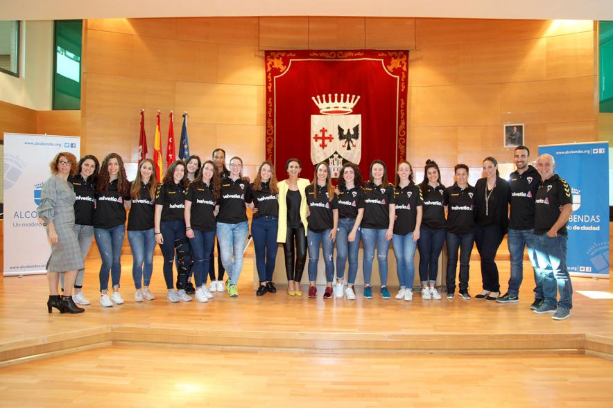 Recepción por los Ascensos del Equipo Femenino y Masculino de Balonmano - Imagen del posado del equipo de balonmano femenino.