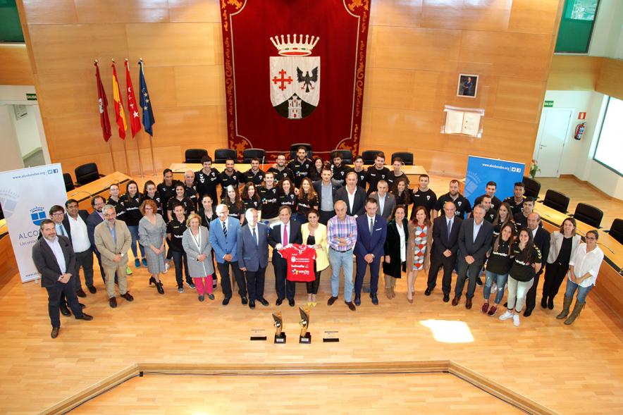 Recepción por los Ascensos del Equipo Femenino y Masculino de Balonmano - Imagen de un posado cenital de las autoridades y equipos.